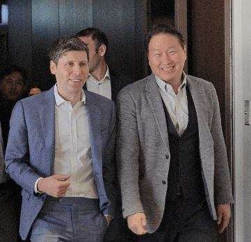 최태원 SK그룹 회장과 샘 올트먼 오픈AI 최고경영자(CEO)가2월 4일 오전 서울 중구 더플라자 호텔 서울에서 회동을 마친 뒤 함께 이동하는 모습. [출처=연합]