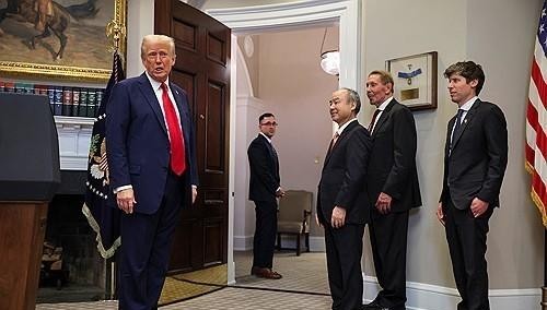 스타게이트 프로젝트 발표하는 트럼프 대통령(사진 왼쪽 첫 번째)과 샘 올트먼(오른쪽 첫 번째) [출처=연합]