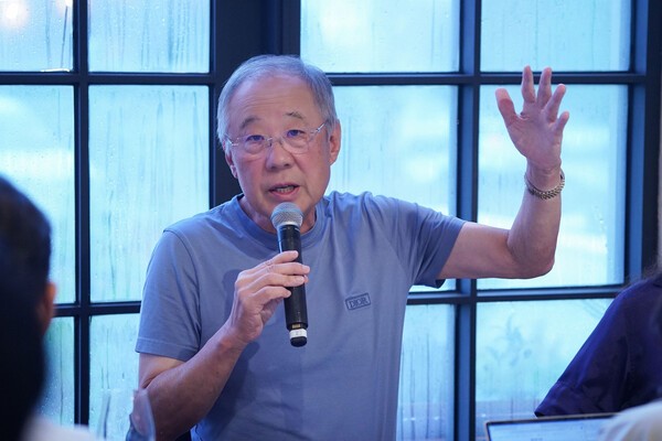 류진 한국경제인협회 회장이 18일 제주 서귀포시 인근 식당에서 열린 ‘2025 한경협 CEO 제주하계포럼’ 기자간담회에서 발언하고 있다. [출처=한국경제인협회]