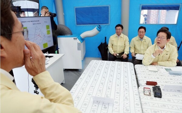 이재명 대통령이 21일 경남 산청군 산청읍 행정복지센터 인근에 마련된 호우 피해 통합지원본부를 방문해 발언하고 있다.[출처=연합]