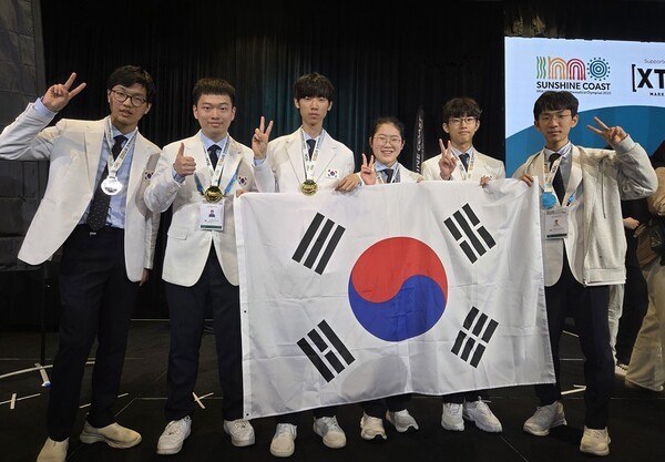 제66회 국제수학올림피아드에서 메달을 획득한 한국대표단이 기념촬영을 하고 있다. [출처=과학기술정보통신부]