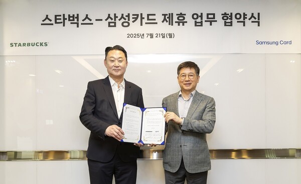 삼성카드는 지난 21일 스타벅스와 서울시 중구에 위치한 삼성카드 본사에서 상호 협력을 위한 업무협약을 체결했다. 삼성카드 김이태 사장(오른쪽)과 스타벅스 코리아 손정현 대표가 기념사진을 촬영하고 있다. [출처=삼성카드]