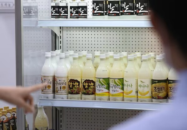 서울 서초구 aT센터에서 열린 '대한민국 막걸리 엑스포'에서 관람객이 진열된 막걸리를 살펴보고 있다. [출처=연합뉴스]