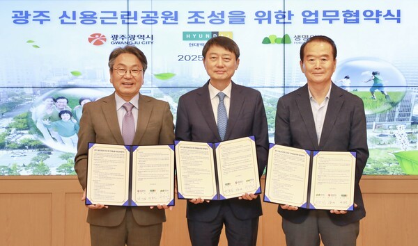 22일 광주광역시 서구 광주광역시청에서 장호진 현대지에프홀딩스 사장(사진 가운데)이 강기정 광주광역시장(사진 왼쪽), 허상만 생명의숲 이사장(사진 오른쪽)과 ‘리그린 파크 조성을 위한 업무협약식’을 마치고 기념 사진을 촬영하고 있는 모습. [출처=현대백화점그룹]
