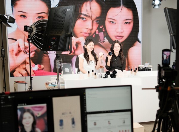 아모레퍼시픽이 뷰티 브랜드사 최초로 라이브커머스 누적 방송 5000회를 기록하고 판매 1000억원을 돌파했다고 22일 밝혔다. [출처=아모레퍼시픽]