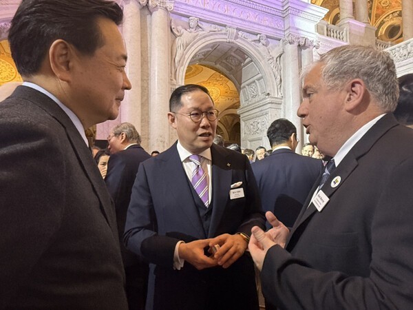 조현상 HS효성 부회장(사진 가운데)이 지난 2월 미 워싱턴 D.C 의회 도서관 토마스 제퍼슨 빌딩 그레이트홀에서 개최한 한미 경제인의 밤 행사에서 조현동 주미대사(왼쪽), 맷 머레이 미국 APEC 대사를 만나 양국 협력 방안을 논의하는 모습. [출처=HS효성]