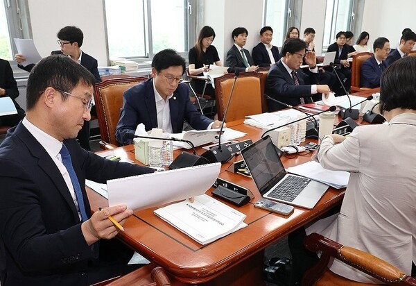 국회 법제사법위원회는 22일 전체회의를 열고 오영준 헌법재판관 후보자에 대한 인사청문경과보고서를 여야 합의로 채택했다고 23일 밝혔다. 사진은 국회 예결위 모습.[출처=연합]