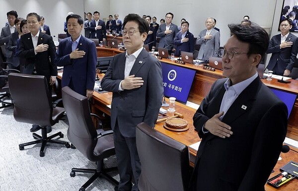 이재명 대통령이 22일 서울 용산 대통령실 청사에서 열린 국무회의에서 국기에 경례를 하고 있다.[출처=연합]