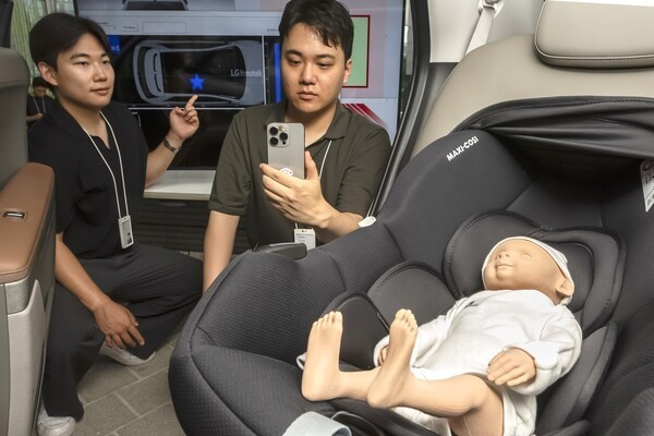 LG이노텍 직원이 차세대 디지털키 솔루션의 '아동 감지(CPD)' 기능을 시연하고 있다. [출처=LG이노텍]