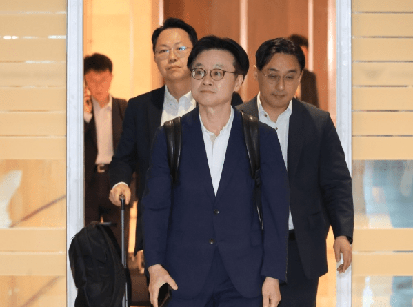 김정관 산업통상자원부 장관이 대미 통상 협상과 관련해 23일 인천국제공항을 통해 미국 워싱턴으로 출국하고 있다. [출처=연합]