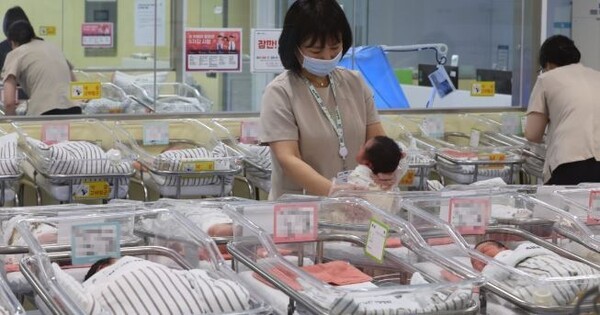 신생아 보살피는 의료진 [출처=연합]