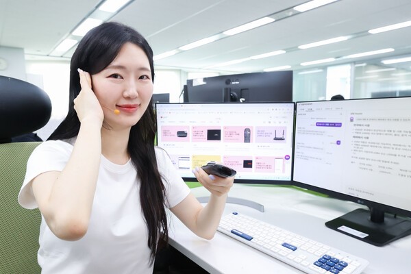 LG유플러스가 통신사 최초로 고객센터에서 각 가정 내 IPTV 리모컨을 원격진단할 수 있는 시스템을 구축해 상담에 활용한다. 사진은 LG유플러스 직원이 리모컨 관련 상담을 소개하는 모습. [출처=LG유플러스]