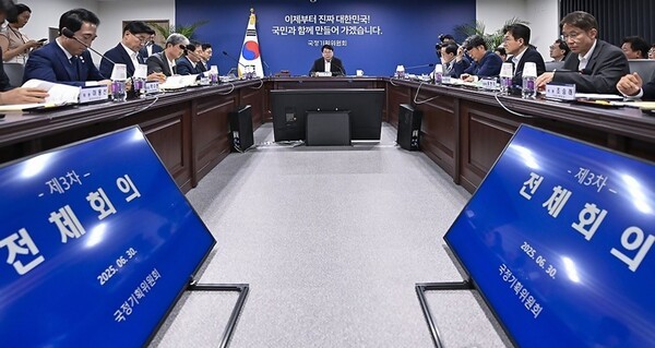 사회2분과 위원들은 '서울대 10개 만들기' 등 고등교육 관련 공약에 대한 대학별 의견을 청취하고, 국가균형성장을 위한 공약 실현 방안과 지역대학의 교육·연구 경쟁력 제고 방안 등을 논의했다. 사진은 국정기획위원회 전체회의 전경.[출처=연합]