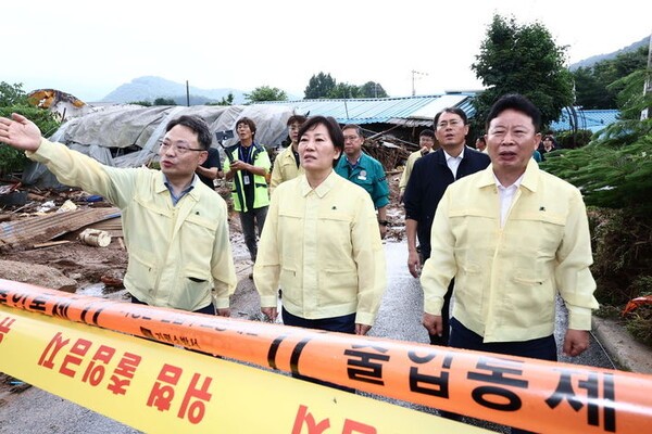 송미령 농림축산식품부 장관이 21일 오전 경기도 가평군 조종면과 상면 현장을 방문해 피해상황을 보고받고 있다. [출처=농식품부]