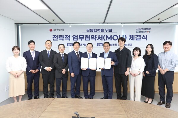 LG생활건강과 KCC실리콘은 지난 23일 서울 서초동 KCC본사에서 '고효율 선케어용 실리콘 고분자 소재 개발을 위한 연구 협력 양해각서(MOU)'를 맺었다. [출처=LG생활건강]