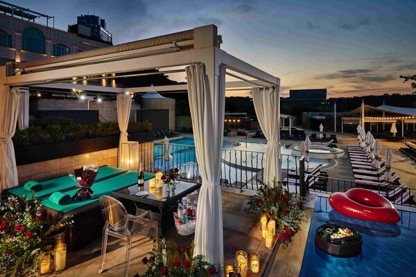 서울 반얀트리 호텔은 야외 수영장 카바나를 활용한 ‘헤븐리 모먼트’ 패키지를 통해 차별화된 야간 콘텐츠를 선보이고 있다. [출처=반얀트리 서울]