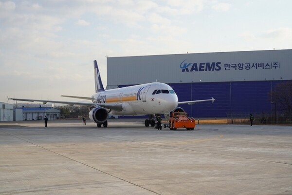 에어로케이 초도기가 KAEMS에 입고되고 있다.[출처=KAEMS]