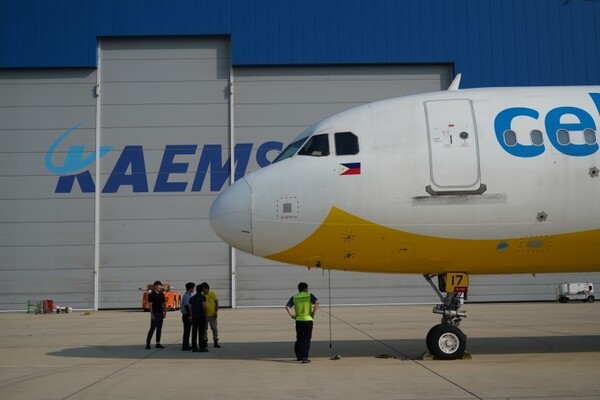 세부퍼시픽 초도기가 KAEMS에 입고되고 있다.[출처=KAEMS]