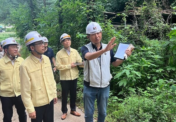 배경훈 과학기술정보통신부 장관이 21일 경기 가평군 북면 소재 이동통신 기지국 현장을 방문해 피해 복구 현황을 점검하고 있다.[출처=과기정통부]