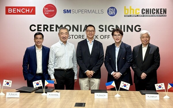 송호섭 다이닝브랜즈그룹 대표(가운데)가 브라이언 림(Bryan Lim) 수옌 코퍼레이션 부사장(왼쪽부터)와 한스 시(Hans Sy) SM 프라임 홀딩스 회장, 스티븐 탄(Steven Tan) SM 슈퍼몰스 사장, 버질리오 림(Virgilio Lim) 수옌 코퍼레이션 대표와 지난 22일 SM 슈퍼몰스(SM Supermalls), 수옌 코퍼레이션(Suyen Corporation)과의 입점 계약 체결식에서 기념촬영을 하고 있다. [출처=다이닝브랜즈그룹]