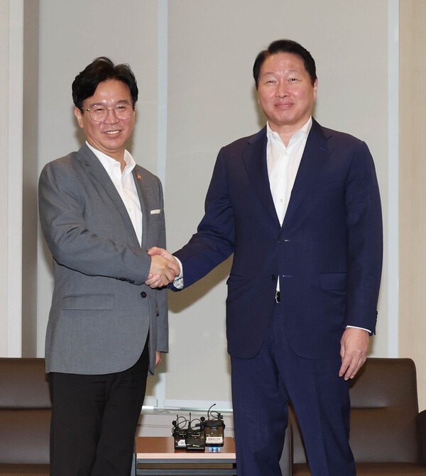 최태원 대한상의 회장(사진 오른쪽)과 김영훈 고용노동부 장관이 기념촬영을 하고 있다. [출처=대한상의]