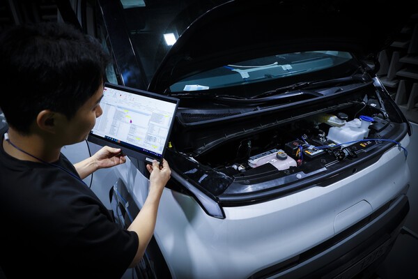 현대위아의 한 연구원이 25일 경기도 의왕시 현대위아 열관리시험동에서 공조시스템 시험을 진행하고 있다 [출처=현대위아]