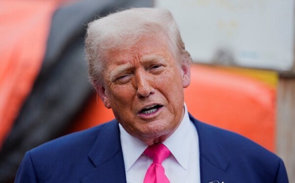 도널드 트럼프 미국 대통령이 24일(현지시간) 워싱턴DC의 연방준비제도 청사 공사 현장에서 발언하고 있다. [로이터=연합]