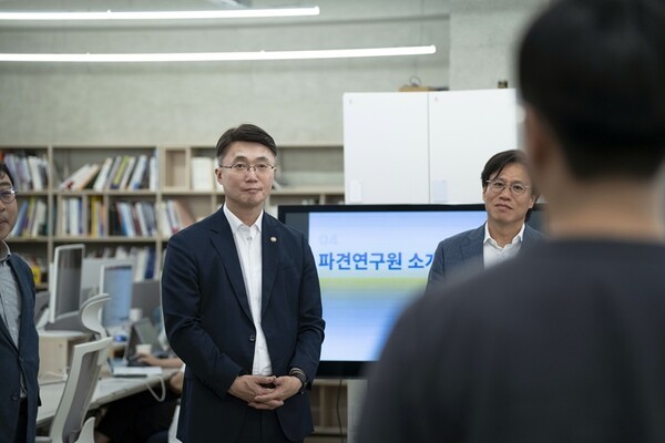 사진은 류제명 과학기술정보통신부 제2차관은 25일 간담회에서 "현장의 목소리를 반영해 정책 과제를 발굴하고 규제 샌드박스 등을 통해 사회적 합의를 도출해 나갈 계획"이라고 말했다. 사진은 전날 오후 류 차관이 서울 용산구 바이브컴퍼니를 방문해 AI 석사 박사생들과 대화를 나누고 있는 모습.[출처=과학기술정보통신부]