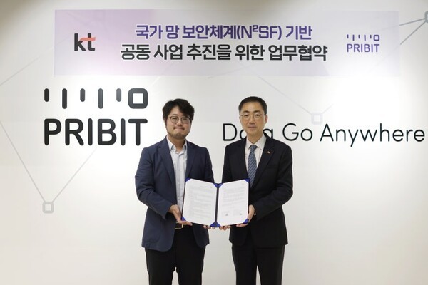 유용규(오른쪽) KT Enterprise부문 공공사업본부장이 김영랑 프라이빗테크놀로지 대표와 기념 사진을 촬영하고 있다. [출처=KT]  