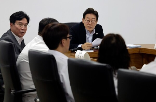 이재명 대통령은 25일 경기도 시흥에 위치한 SPC삼립 시화공장에서 '중대산업재해 발생 사업장 현장 간담회'를 주재한 자리에서 "새 정부는 각종 이유로 너무 많은 사람이 죽어가는 대한민국의 현실을 근본적으로 바꾸고자 한다"고 말했다. 사진은 이 대통령이 현장 노사간담회에서 SPC 삼립 직원의 발언을 듣고 있는 모습. 이 대통령 왼쪽은 김영훈 고용노동부 장관.[출처=연합]