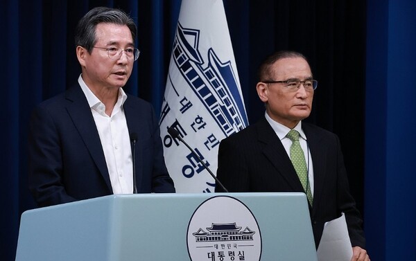 김용범 대통령실 정책실장(왼쪽)과 위성락 국가안보실장이 25일 서울 용산 대통령실 청사에서 이날 강훈식 대통령비서실장 주재로 열린 통상대책회의 관련 브리핑을 하고 있다. [출처=연합]