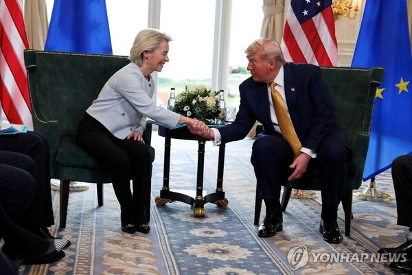 유럽연합(EU)과 미국이 27일(현지시간) 관세 협상 종료 시한을 닷새 앞두고 EU산 상품에 15％ 관세를 부과하는 내용의 무역협정을 전타결했다. [사진출처= 연합]