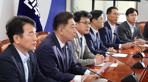 정책조정회의에 참석한 김병기 더불어민주당 대표 직무대행 겸 원내대표(사진 왼쪽에서 두번째)가 발언하고 있다. [출처=연합]