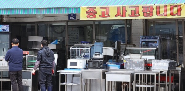 지난 3월 서울 중구 황학동 주방거리의 중고주방 가구 매장 모습. [출처=연합뉴스]
