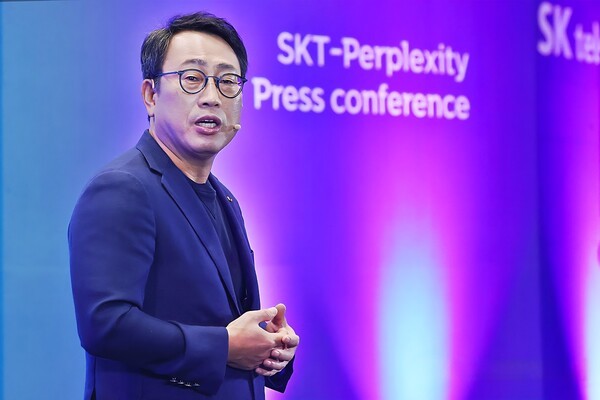유영상 SK텔레콤 대표가 지난해 11월 서울 중구 SKT타워에서 열린 SKT-퍼플렉시티 AI 협력 관련 공동 기자간담회에서 발표를 하고 있다. [출처=연합]