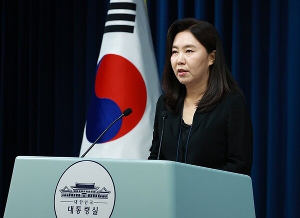 강유정 대통령실 대변인은 "한미양측은 조선, 반도체를 비롯한 전략 제조업 분야에서 상호 협력의 중요성을 재차 확인하고, 앞으로 그 협력 방안을 구체화하기로 했다. 8월 1일 이전 상호 호혜적 타결방안 도출에 대한 의지를 재확인했다."고 말했다.[출처=연합]