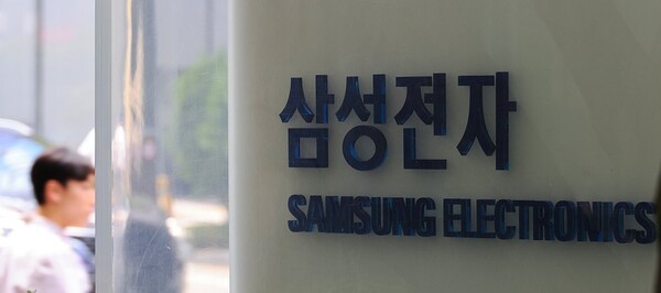 삼성전자가 미국 테슬라와의 대규모 반도체 위탁생산(파운드리) 계약 체결 소식에 힘입어 11개월 만에 장중 7만원선을 회복했다. 글로벌 전기차 기업과의 장기 협력 소식이 전해지자 투자 심리가 크게 개선되며 주가 반등을 견인한 것으로 풀이된다. [출처=연합뉴스]