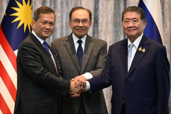 28일 안와르 이브라힘(가운데) 말레이시아 총리, 훈 마넷(왼쪽) 캄보디아 총리, 폼탐 웨차야차이(오른쪽) 태국 총리 권한대행이 이날 말레이시아 푸트라자야에서 태국과 캄보디아 간 휴전 가능성에 대한 회담 후 기자회견을 마치고 악수를 하며 사진을 촬영하고 있다. [출처=연합뉴스]