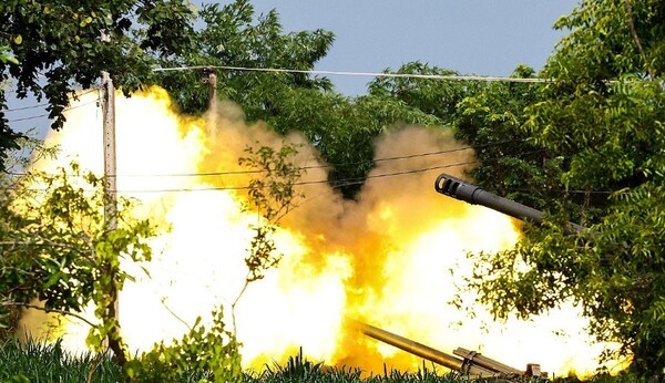 캄보디아 향해 공격하는 태국군. [출처=로이터 연합뉴스]