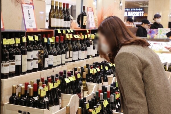 전문 와인숍에서도 '민생회복 소비쿠폰'을 사용할 수 있는 것으로 확인됐다. [출처=연합뉴스]