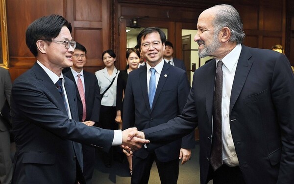 지난 24일 미국 워싱턴DC 상무부를 방문한 김정관 산업통상자원부 장관(사진 왼쪽)이 하워드 러트닉 미국 상무부 장관(사진 오른쪽)과 악수를 하고 있다. [출처=연합]