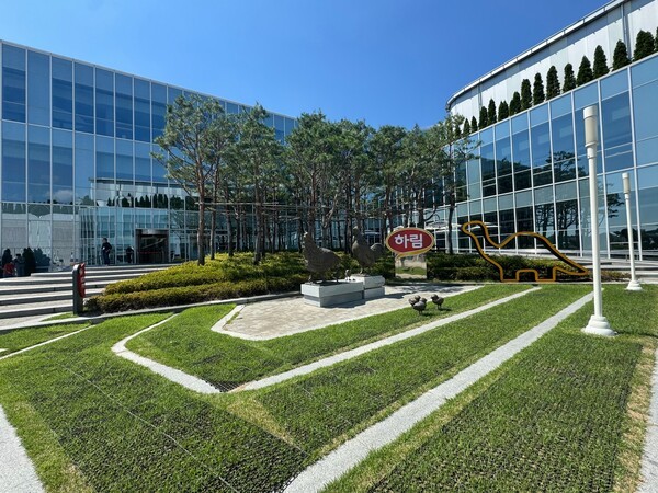 전북 익산시 망성면 소재 하림 익산공장 정문 앞 모습. [출처=전제형 기자]