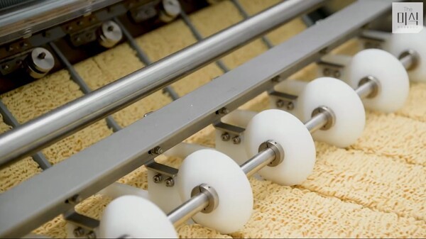 더미식 장인라면 공정 과정 중 일부 모습. [출처=하림]