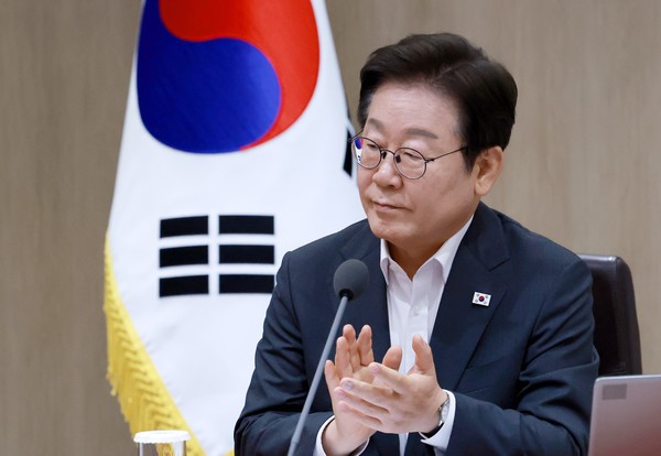 이재명 대통령이 29일 서울 용산 대통령실 청사에서 열린 국무회의를 시작하며 신임 국무위원 인사말에 박수치고 있다. [출처=연합]