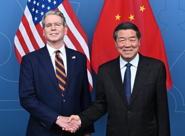 스콧 베선트 미국 재무장관(사진 왼쪽)과 허리펑 중국 부총리(사진 오른쪽) [출처=연합]