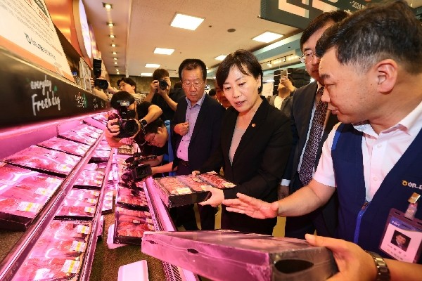 송미령 장관, 지난해 9월 한우 소비촉진 행사 '소프라이즈' 현장 및 수급동향 등 점검하고 있다. [출처=농식품부]