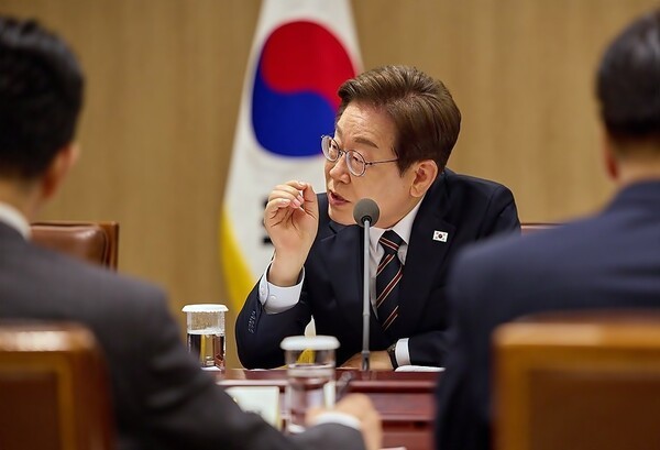 지난 24일 진행된 수석보좌관회의에서 이재명 대통령이 "손쉬운 주택담보대출 같은 이자 놀이에 매달릴 게 아니라 투자 확대에도 신경 써 주시길 바란다"고 주문하자 은행권에서 기업대출, 소상공인 출연, 주주환원 정책 등을 확대하는데 속도를 내는 모습을 보이고 있다. [출처=연합뉴스]