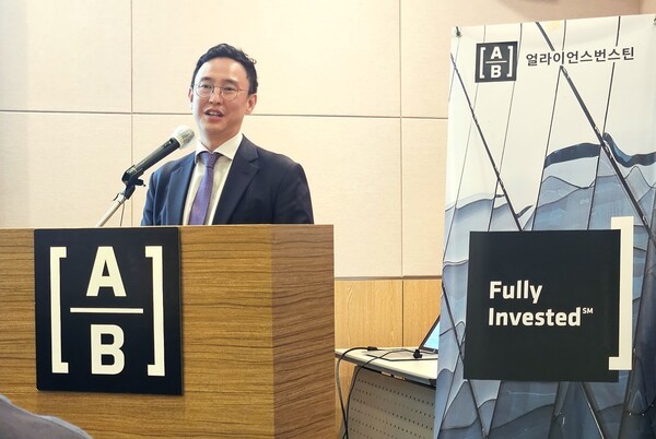 이재욱 AB자산운용 선임 포트폴리오 매니저가 30일 여이도에서 열린 간담회에서 2025년 하반기 글로벌 주식시장 전망을 발표하고 있다. [출처=이해선 기자]