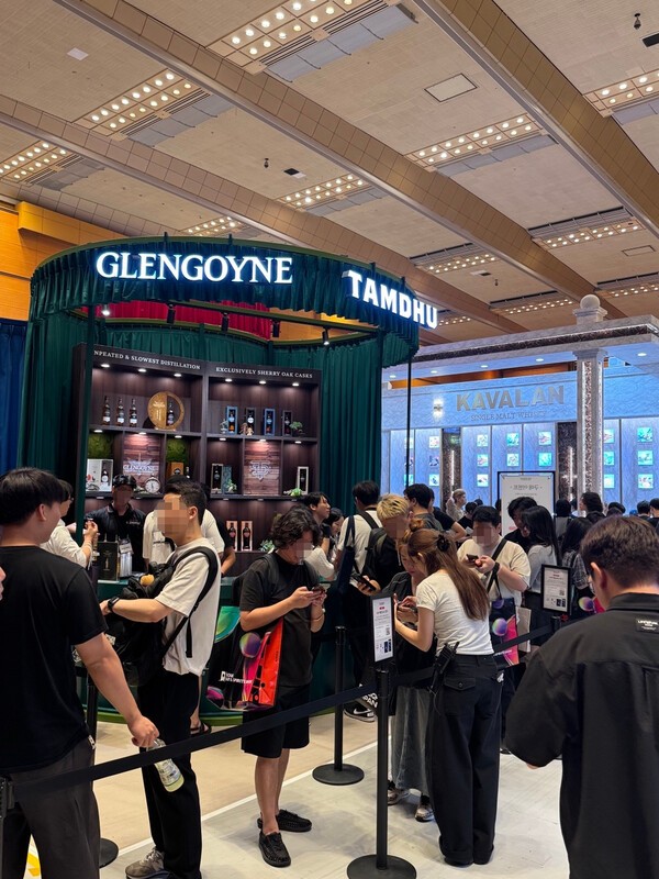 ‘제5회 서울바앤스피릿쇼’ 전시장에서 관람객들이 스코틀랜드 대표 싱글몰트 위스키 브랜드 ‘글렌고인(GLENGOYNE)’과 ‘탐두(TAMDHU)’ 부스를 찾아 시음을 기다리고 있다. 프리미엄 증류주 브랜드들의 부스는 전시 기간 내내 관람객들의 발길이 끊이지 않으며 높은 관심을 받았다. [출처=전제형 기자]