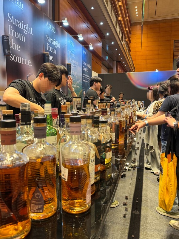 서울 코엑스에서 열린 ‘제5회 서울바앤스피릿쇼’ 현장에서 관람객들이 다양한 위스키 라인업을 시음하고 있다. ‘아란(Arran)’을 비롯한 프리미엄 싱글몰트 위스키 브랜드들이 참가한 부스에서는 각국의 위스키를 비교 체험하려는 관람객들로 장사진을 이뤘다. [출처=전제형 기자]